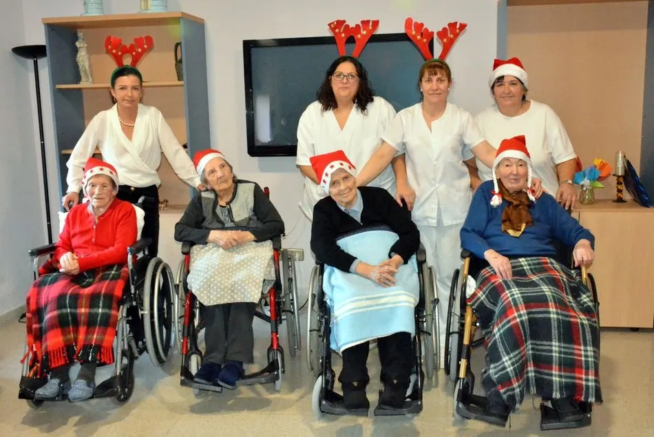 Foto 5 - Los ni&ntilde;os del colegio Liminares felicitan la Navidad a los internos de la Residencia de Lumbrales