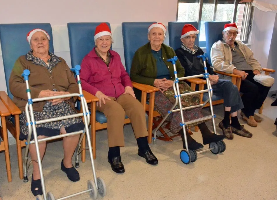 Foto 4 - Los ni&ntilde;os del colegio Liminares felicitan la Navidad a los internos de la Residencia de Lumbrales