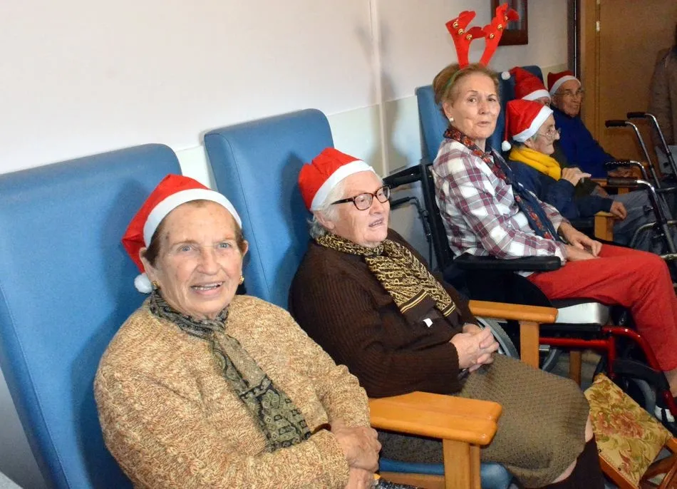 Foto 3 - Los ni&ntilde;os del colegio Liminares felicitan la Navidad a los internos de la Residencia de Lumbrales