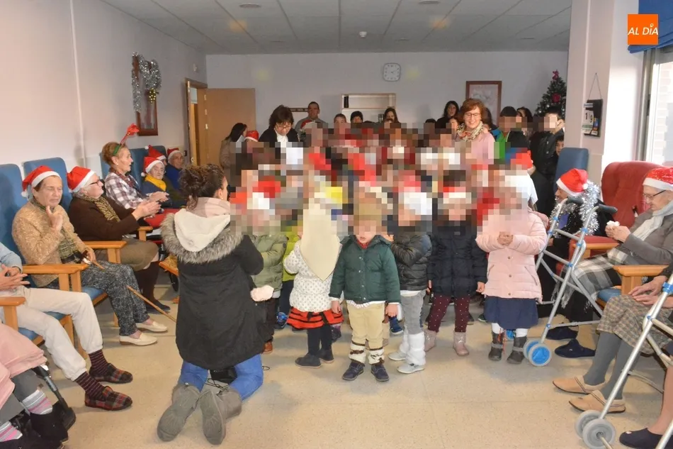 Foto 8 - Los ni&ntilde;os del colegio Liminares felicitan la Navidad a los internos de la Residencia de Lumbrales