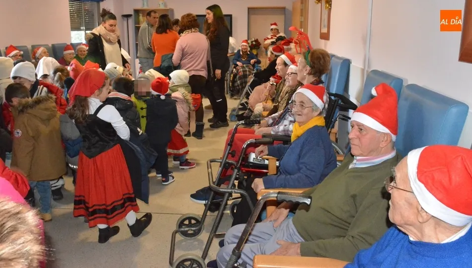 Foto 9 - Los ni&ntilde;os del colegio Liminares felicitan la Navidad a los internos de la Residencia de Lumbrales