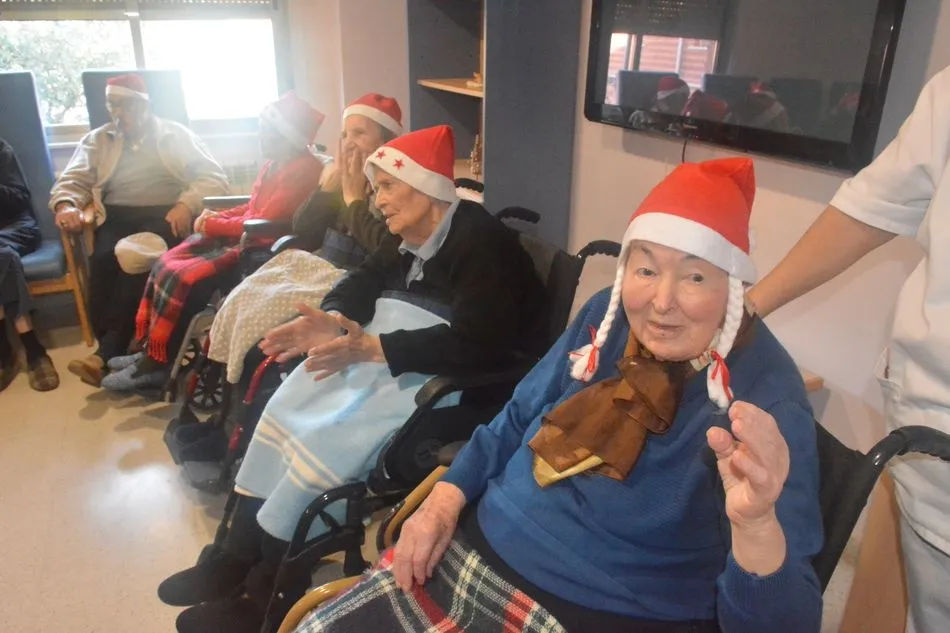 Foto 2 - Los ni&ntilde;os del colegio Liminares felicitan la Navidad a los internos de la Residencia de Lumbrales