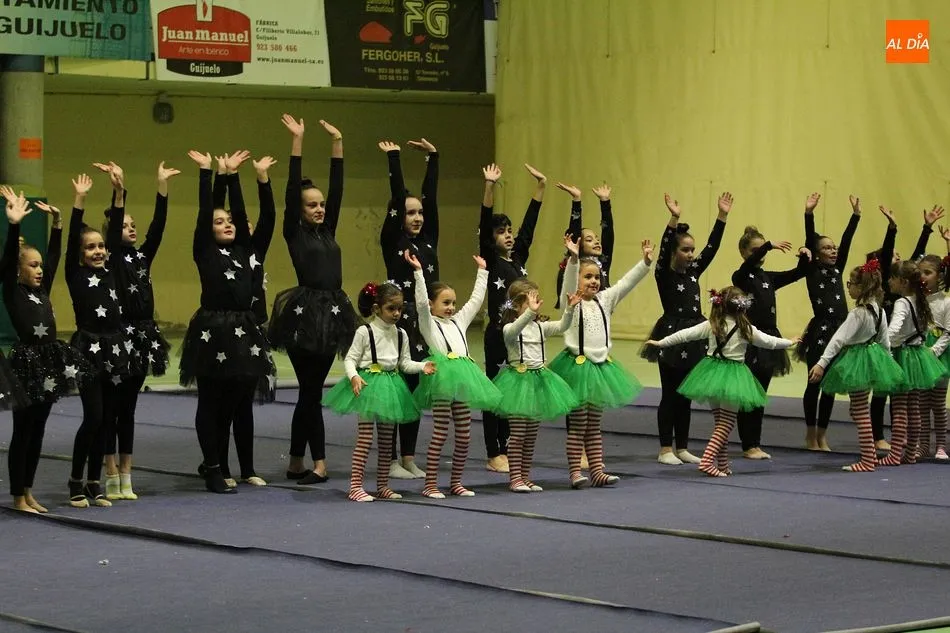 Foto 7 - La escuela de gimnasia r&iacute;tmica baila a ritmo de villancico