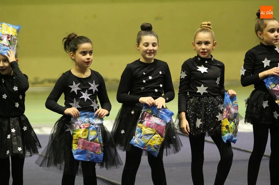Foto 6 - La escuela de gimnasia r&iacute;tmica baila a ritmo de villancico