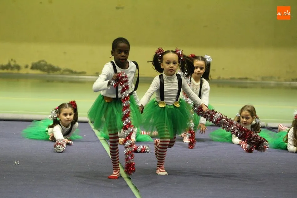 Foto 4 - La escuela de gimnasia r&iacute;tmica baila a ritmo de villancico