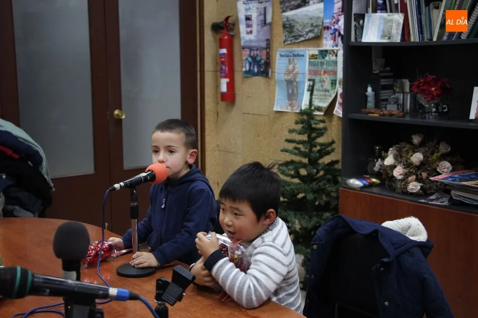 Foto 11 - Los ni&ntilde;os de Vitigudino visten de Navidad la emisora municipal  
