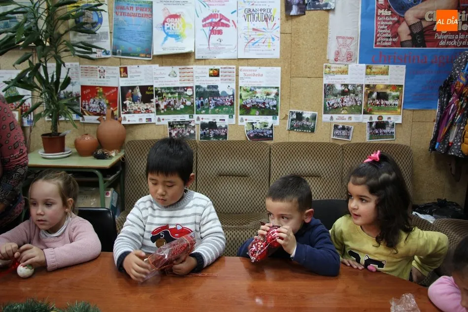 Foto 10 - Los ni&ntilde;os de Vitigudino visten de Navidad la emisora municipal  