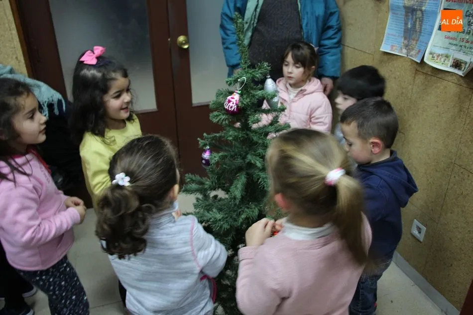 Foto 7 - Los ni&ntilde;os de Vitigudino visten de Navidad la emisora municipal  