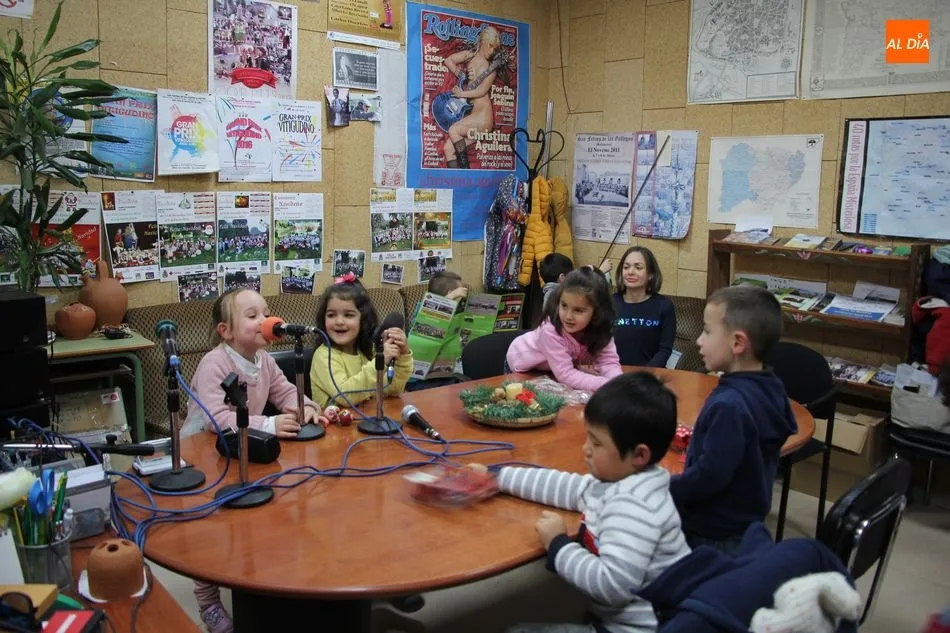 Foto 6 - Los ni&ntilde;os de Vitigudino visten de Navidad la emisora municipal  