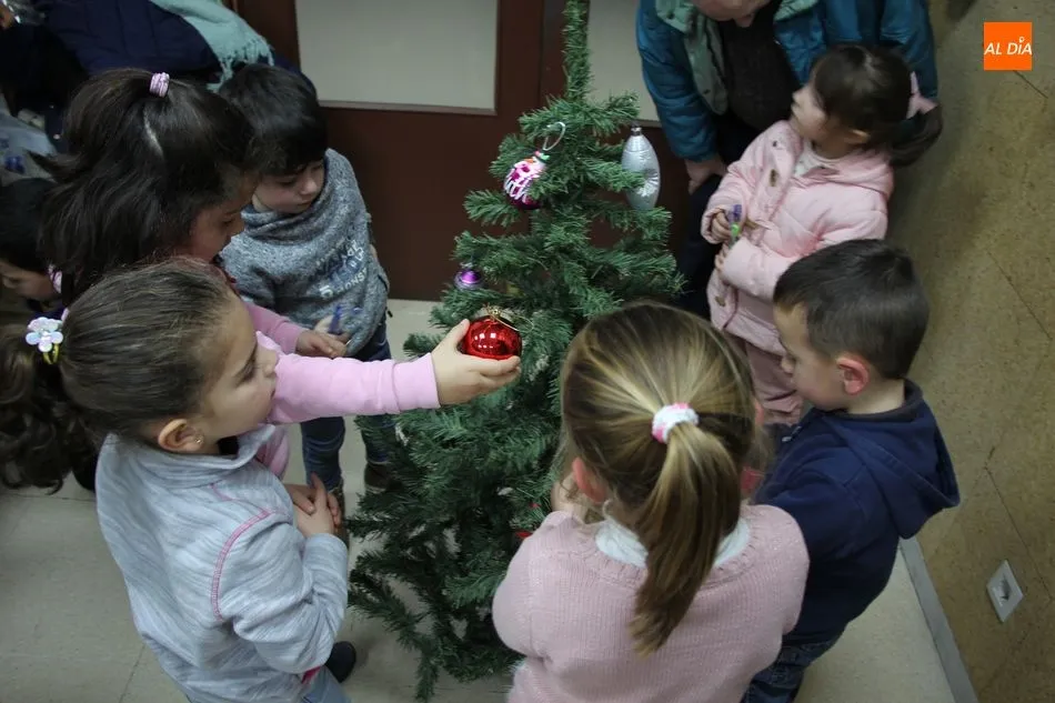 Foto 4 - Los ni&ntilde;os de Vitigudino visten de Navidad la emisora municipal  