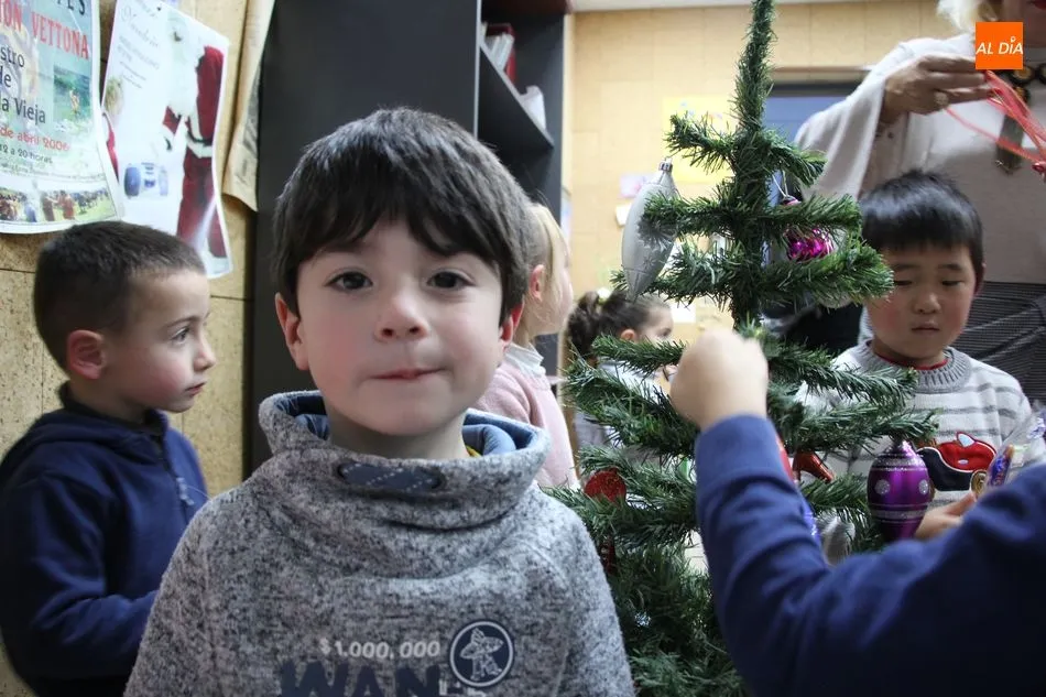Foto 3 - Los ni&ntilde;os de Vitigudino visten de Navidad la emisora municipal  