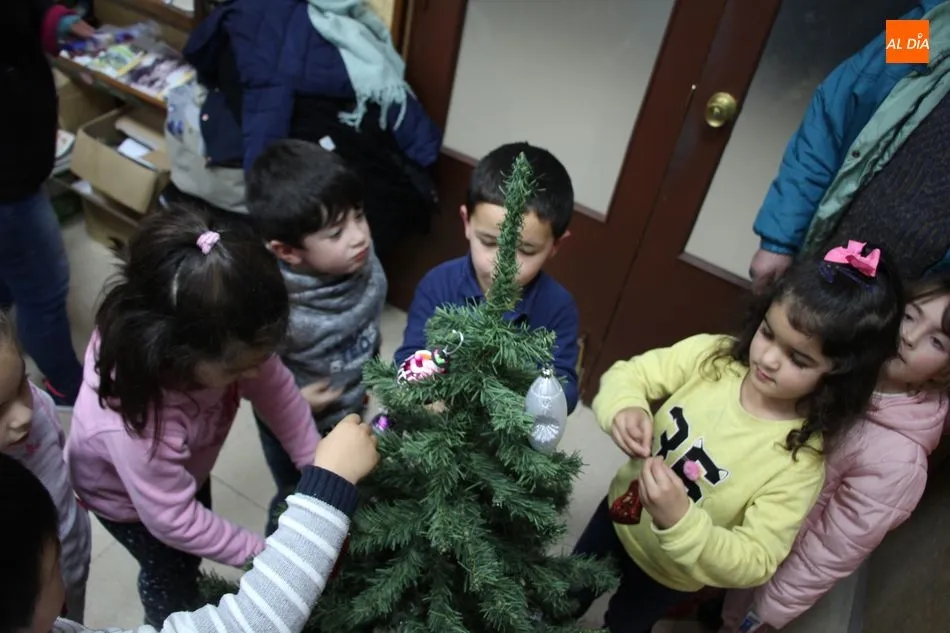 Foto 2 - Los ni&ntilde;os de Vitigudino visten de Navidad la emisora municipal  
