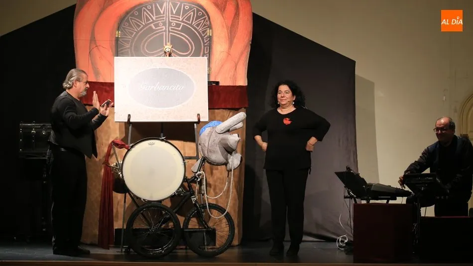 ‘Garbancito en la barriga del buey’ durante su actuación en La Vega / Foto: Alberto Martín.