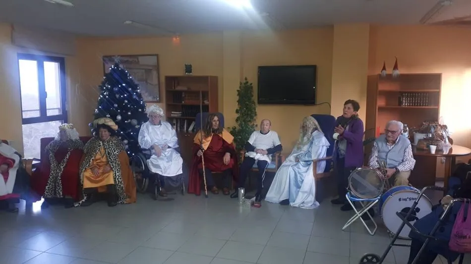 Foto 6 - Los usuarios de la residencia de Masueco &lsquo;montan el Bel&eacute;n&rsquo;  