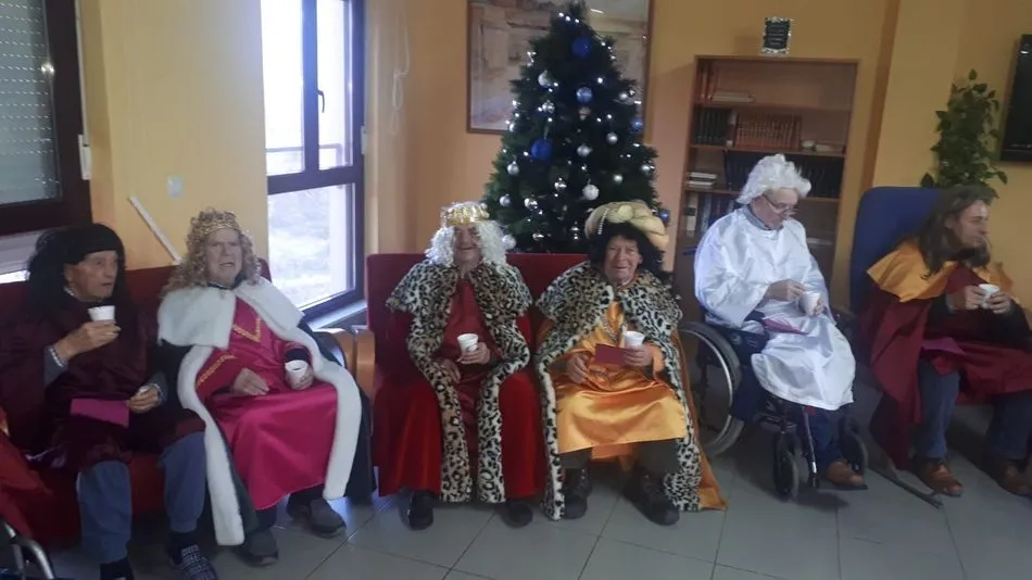 Foto 5 - Los usuarios de la residencia de Masueco &lsquo;montan el Bel&eacute;n&rsquo;  