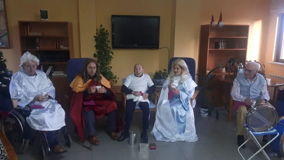 Foto 3 - Los usuarios de la residencia de Masueco &lsquo;montan el Bel&eacute;n&rsquo;  
