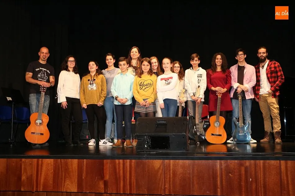 Los alumnos que restaban de la escuela de música actuaron ante el público