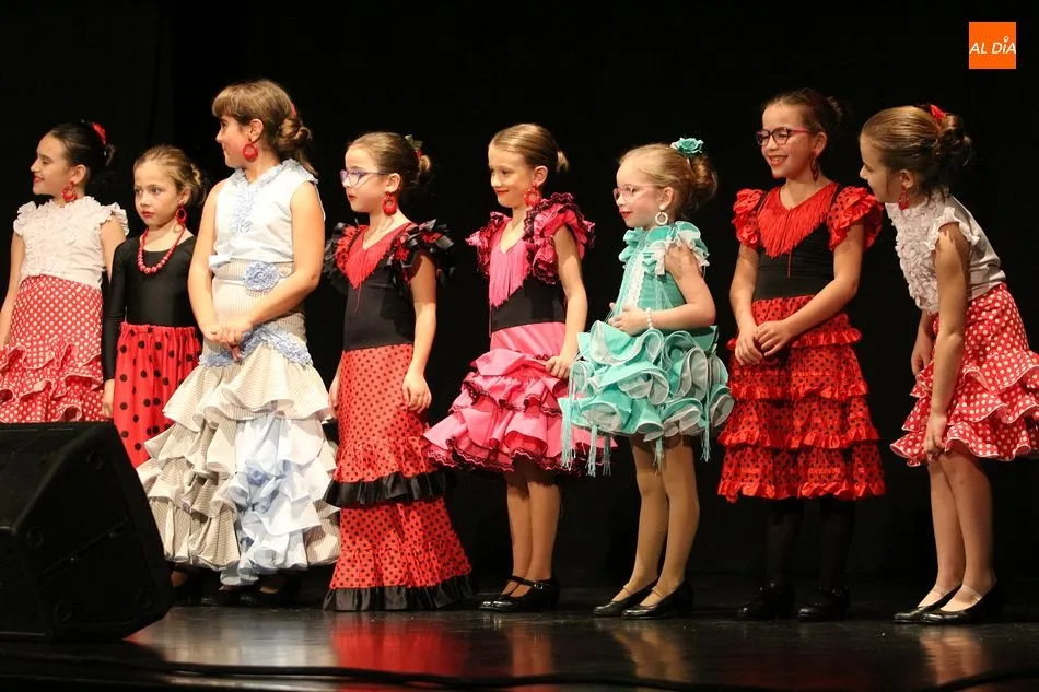 Los alumnos de sevillanas y cajón inician las actuaciones navideñas de la escuela de baile