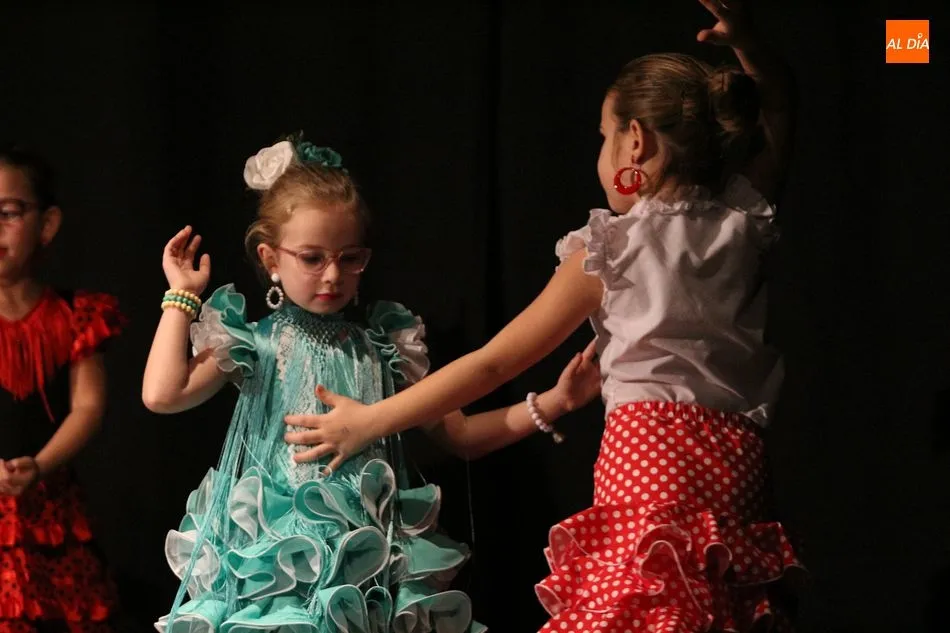 Foto 11 - Los alumnos de sevillanas y caj&oacute;n inician las actuaciones navide&ntilde;as de la escuela de baile