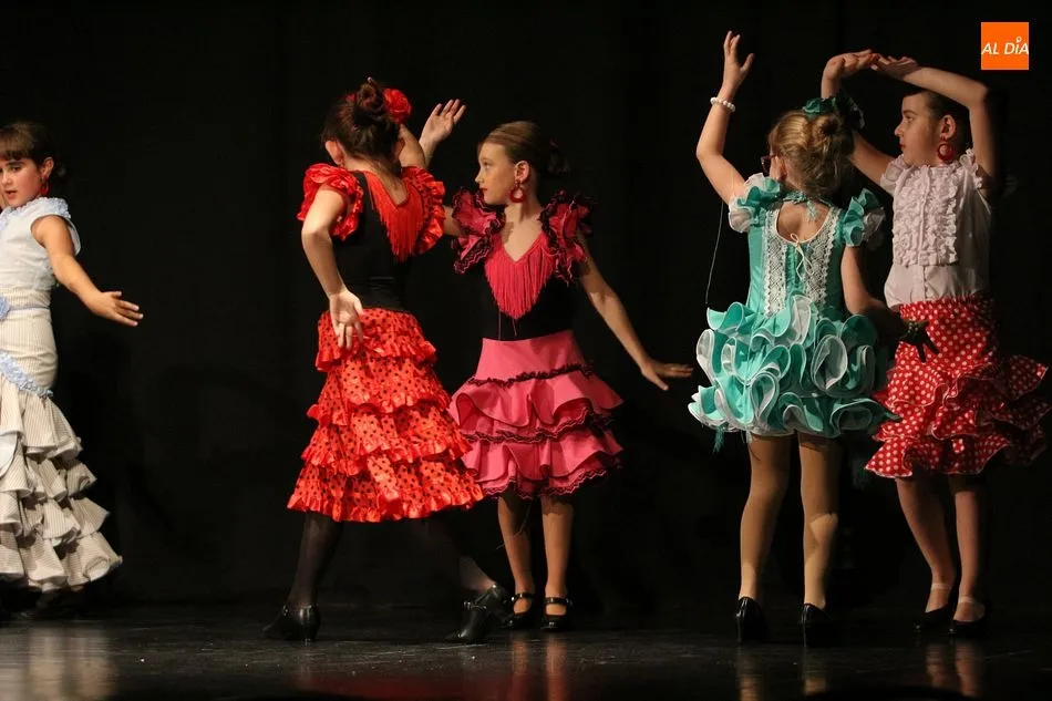 Foto 10 - Los alumnos de sevillanas y caj&oacute;n inician las actuaciones navide&ntilde;as de la escuela de baile