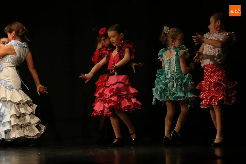 Foto 9 - Los alumnos de sevillanas y caj&oacute;n inician las actuaciones navide&ntilde;as de la escuela de baile