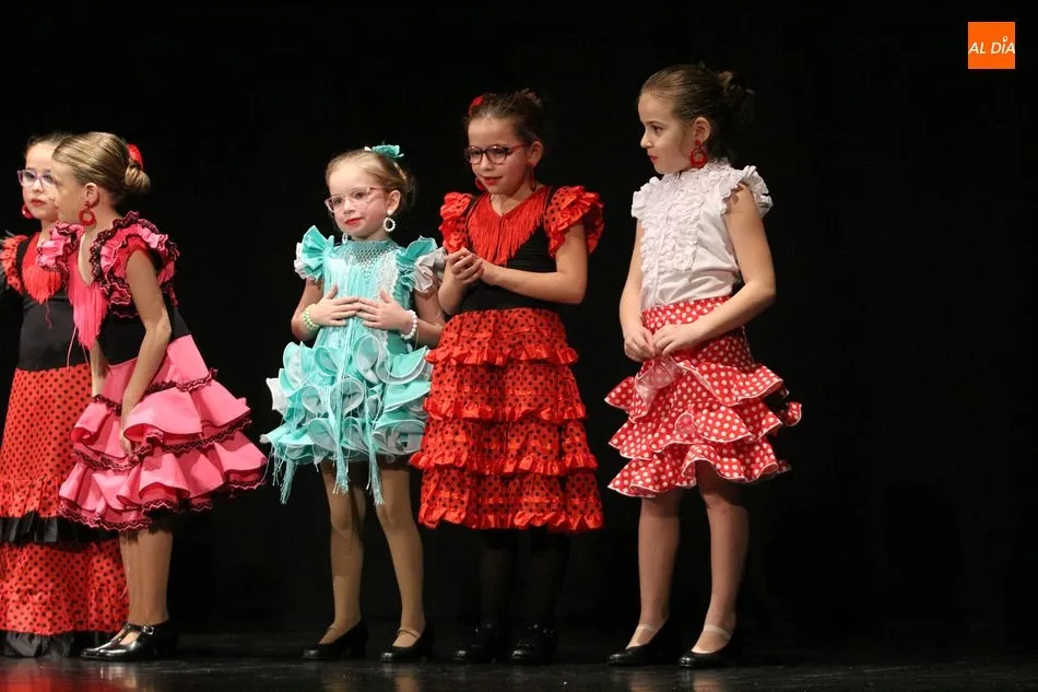 Foto 8 - Los alumnos de sevillanas y caj&oacute;n inician las actuaciones navide&ntilde;as de la escuela de baile