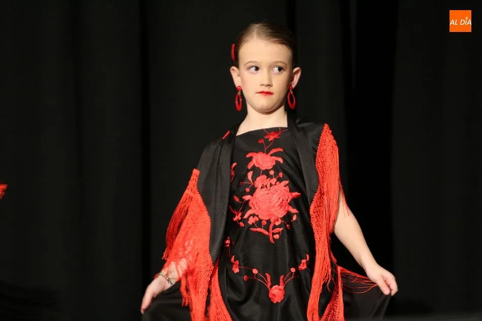 Foto 7 - Los alumnos de sevillanas y caj&oacute;n inician las actuaciones navide&ntilde;as de la escuela de baile