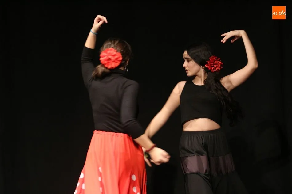 Foto 6 - Los alumnos de sevillanas y caj&oacute;n inician las actuaciones navide&ntilde;as de la escuela de baile