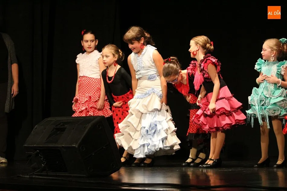 Foto 5 - Los alumnos de sevillanas y caj&oacute;n inician las actuaciones navide&ntilde;as de la escuela de baile