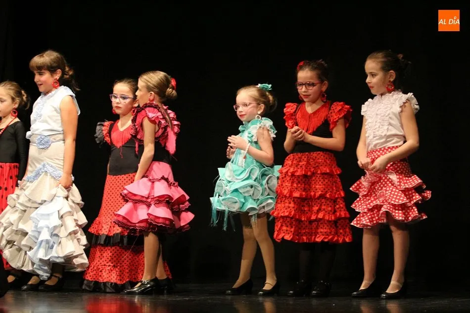 Foto 4 - Los alumnos de sevillanas y caj&oacute;n inician las actuaciones navide&ntilde;as de la escuela de baile