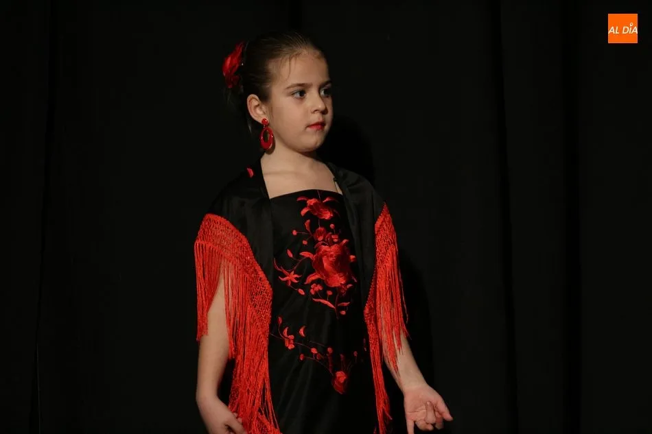 Foto 3 - Los alumnos de sevillanas y caj&oacute;n inician las actuaciones navide&ntilde;as de la escuela de baile