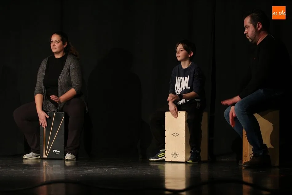 Foto 2 - Los alumnos de sevillanas y caj&oacute;n inician las actuaciones navide&ntilde;as de la escuela de baile