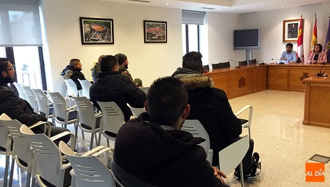 La alcaldesa Carmen Ávila y el concejal de mercado Fran Díaz, han mantenido un encuentro con los vendedores del mercadillo