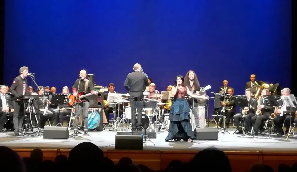 Foto 3 - Lleno en el concierto de Back to the Covers junto a la Banda Municipal de M&uacute;sica de Pinto  
