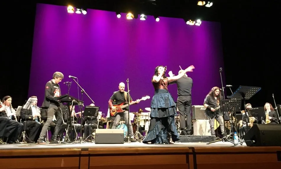 Lleno en el concierto de Back to the Covers junto a la Banda Municipal de Música de Pinto  