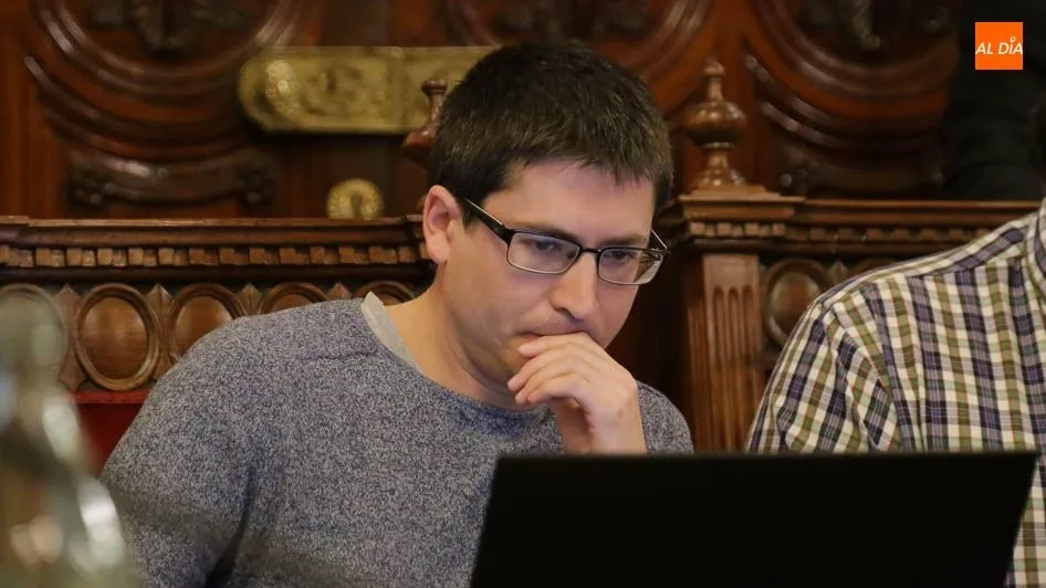 Gabriel de la Mora, diputado de Ganemos Salamanca, en una sesión plenaria