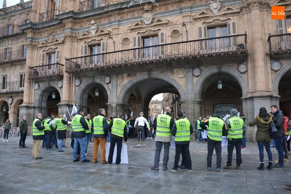 Foto 11 - Las protestas de la Polic&iacute;a Local cortan el tr&aacute;fico en la plaza Poeta Iglesias