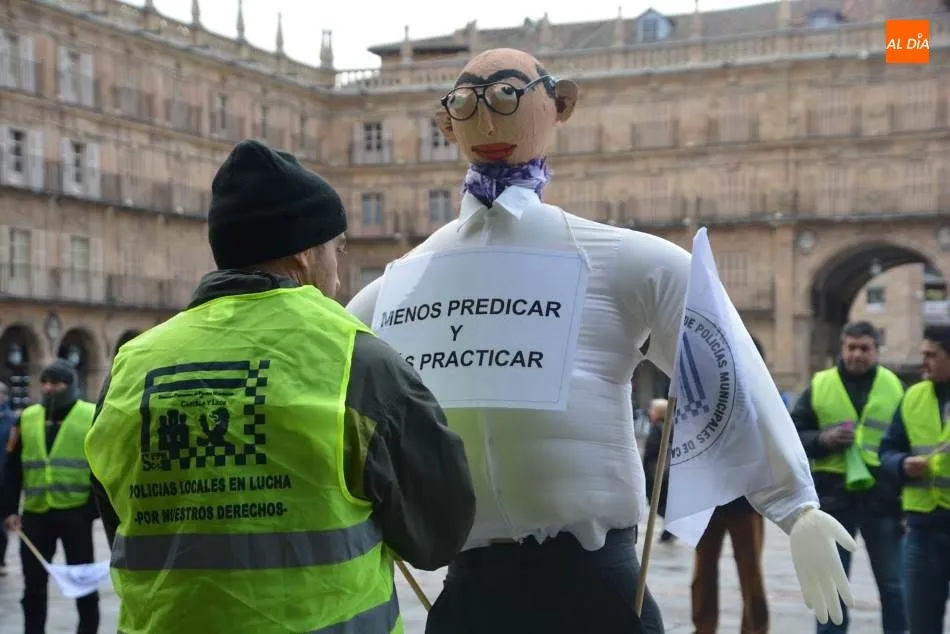 Foto 8 - Las protestas de la Polic&iacute;a Local cortan el tr&aacute;fico en la plaza Poeta Iglesias