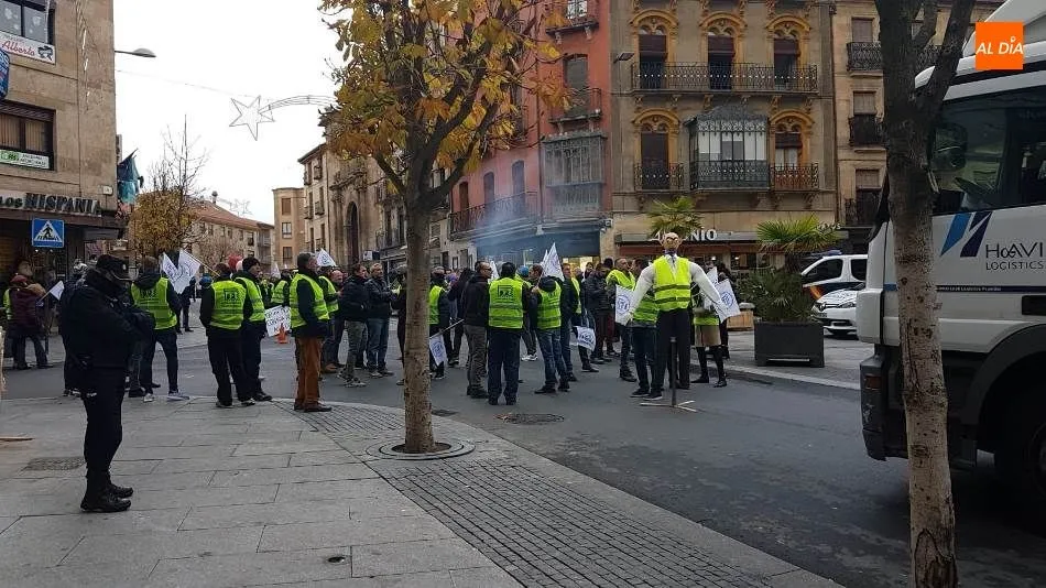 Foto 7 - Las protestas de la Polic&iacute;a Local cortan el tr&aacute;fico en la plaza Poeta Iglesias