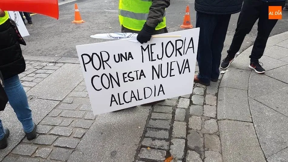 Foto 6 - Las protestas de la Polic&iacute;a Local cortan el tr&aacute;fico en la plaza Poeta Iglesias