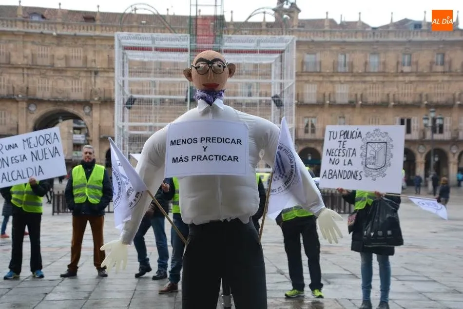 Foto 5 - Las protestas de la Polic&iacute;a Local cortan el tr&aacute;fico en la plaza Poeta Iglesias