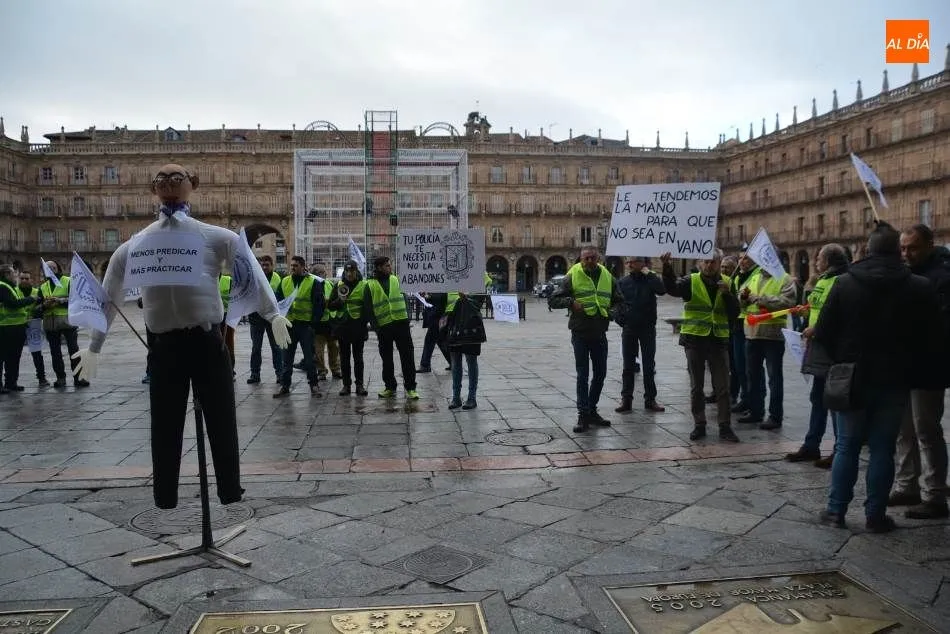 Foto 4 - Las protestas de la Polic&iacute;a Local cortan el tr&aacute;fico en la plaza Poeta Iglesias