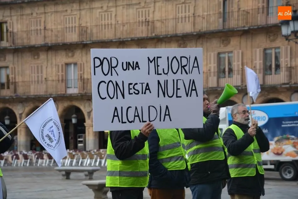 Foto 2 - Las protestas de la Polic&iacute;a Local cortan el tr&aacute;fico en la plaza Poeta Iglesias