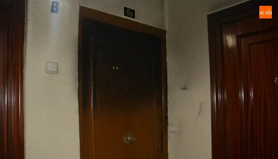 Entrada del piso en el que tuvo lugar el incendio en el número 25 de la calle Imperiral. Foto Lydia González