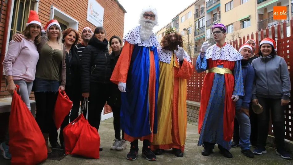 Voluntarios de Insolamis en el colegio Caja de Ahorros. Foto de Alberto Martín