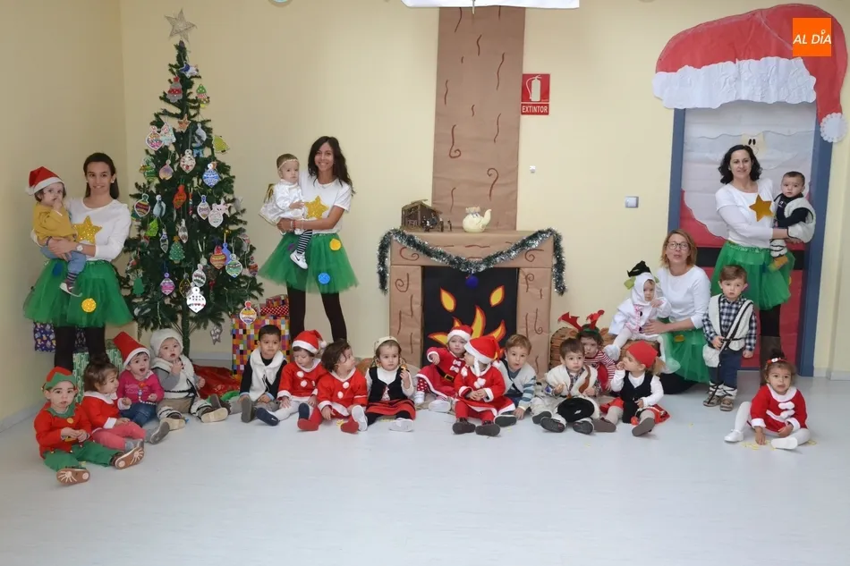 Los disfraces de pastores y Papá Noel dominan en la fiesta navideña de la Escuela Infantil  