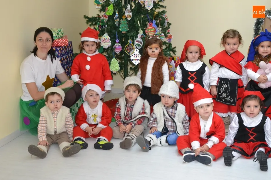 Foto 11 - Los disfraces de pastores y Pap&aacute; Noel dominan en la fiesta navide&ntilde;a de la Escuela Infantil  