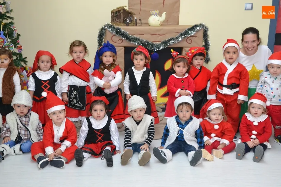 Foto 10 - Los disfraces de pastores y Pap&aacute; Noel dominan en la fiesta navide&ntilde;a de la Escuela Infantil  