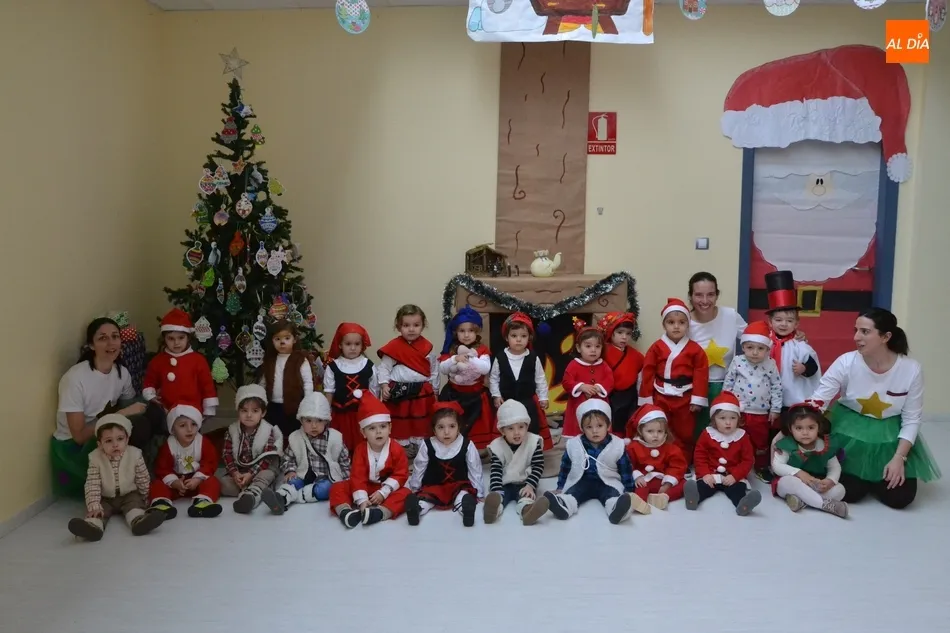 Foto 8 - Los disfraces de pastores y Pap&aacute; Noel dominan en la fiesta navide&ntilde;a de la Escuela Infantil  