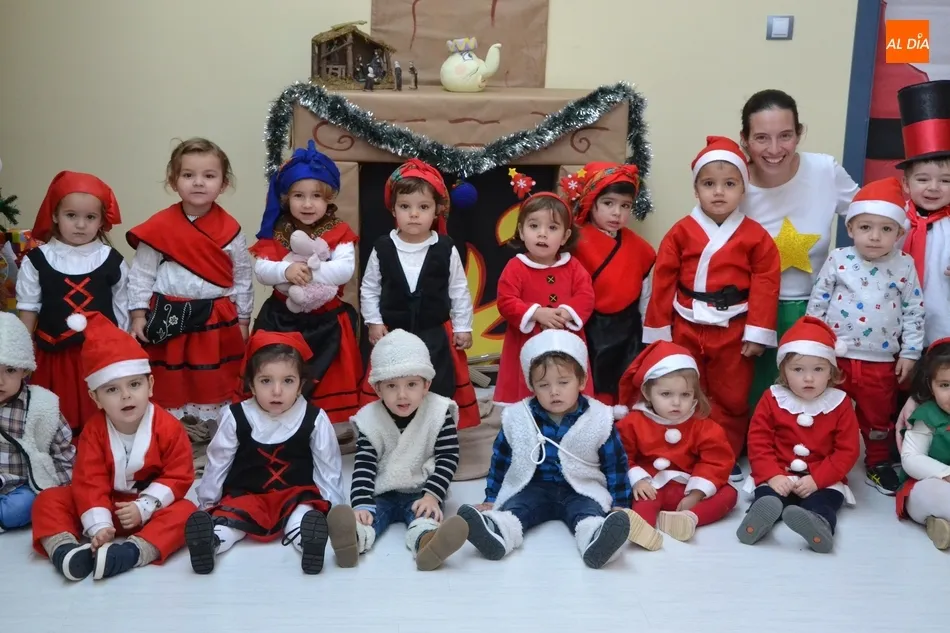 Foto 6 - Los disfraces de pastores y Pap&aacute; Noel dominan en la fiesta navide&ntilde;a de la Escuela Infantil  